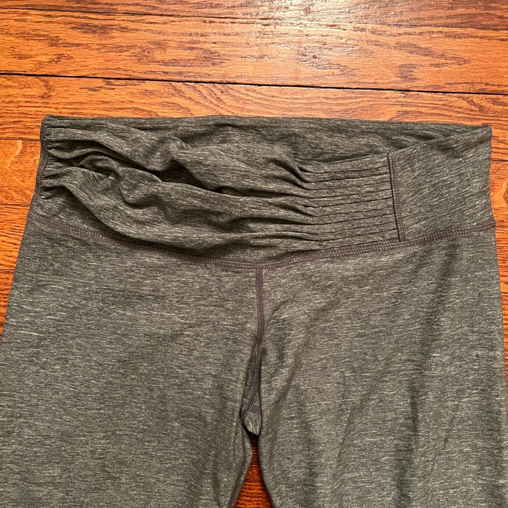Lululemon Cropped Ruched Waist Band Grey Capri Leggings Women’s Sz 10 VHTF EUC - Picture 2 of 14